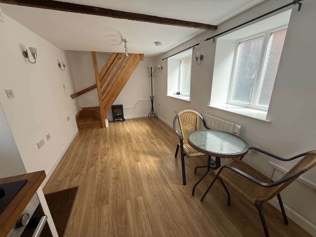 Lot: 126 - ONE-BEDROOM COTTAGE FOR UPDATING - Second pho of the living area